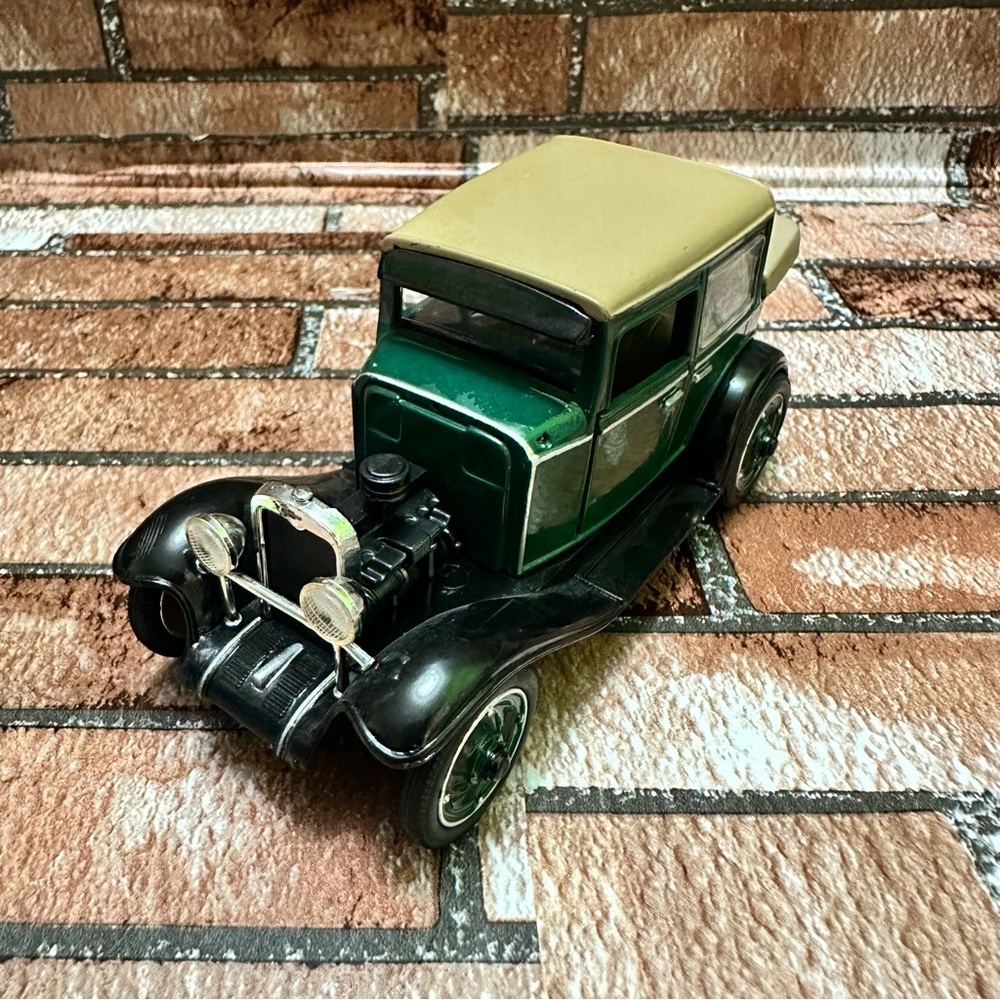 Chevy Landau Sedan Classic Green and Black Toy Car collectible